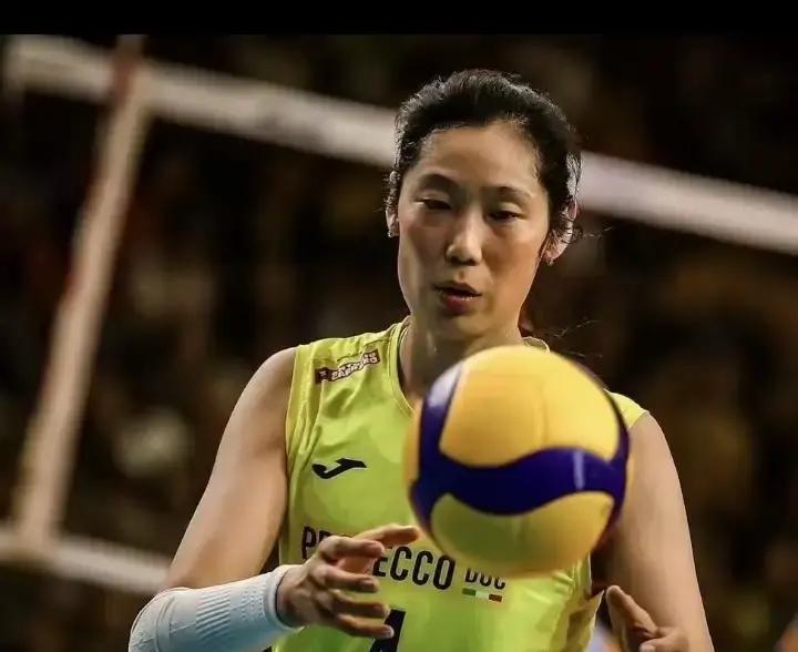 女排世俱杯决赛打完了，朱婷的科内利亚诺输了。1比3，输给斯坎迪奇，冠军没卫