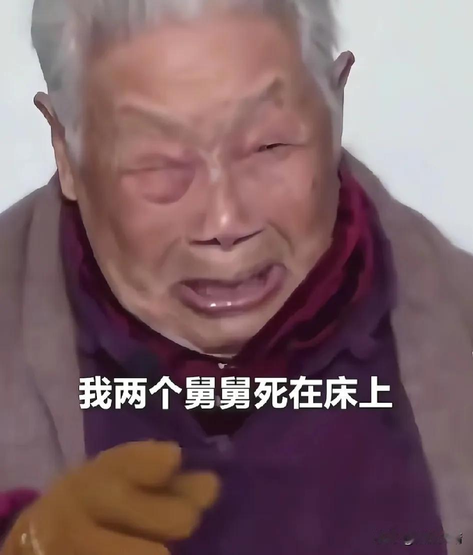 南京大屠杀幸存者谢桂英回忆，其两个舅舅被日军用开水烫死在床上，父亲遭杀害后脸被狗