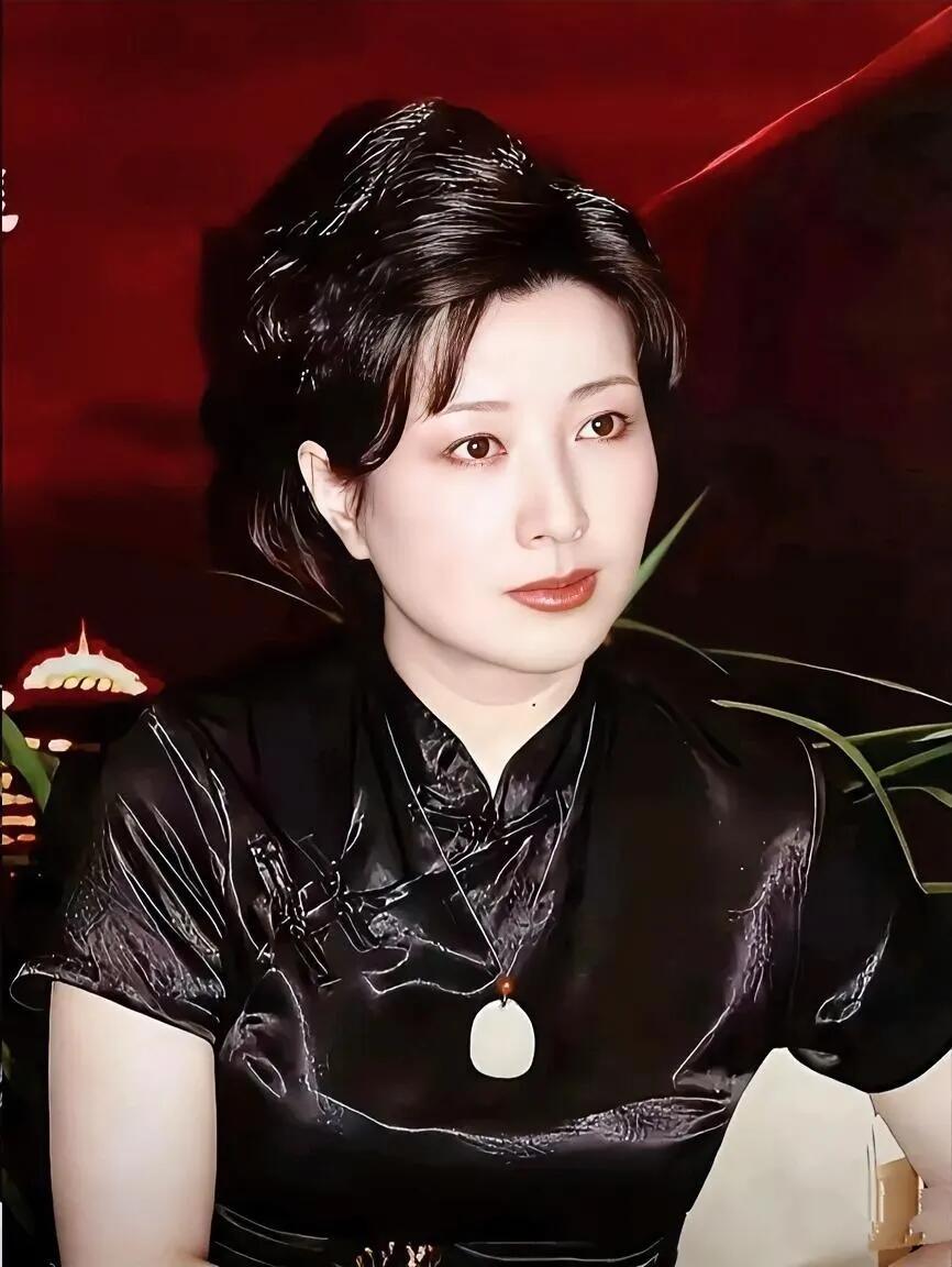 她属于胸大腰细的一个女演员，年轻时候没有许晴漂亮，但她老了之后特别有气质，皮肤白