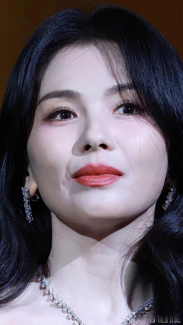 刘涛的怼脸拍写真也太绝了！五官精致抗打，每一帧都让人超爱～