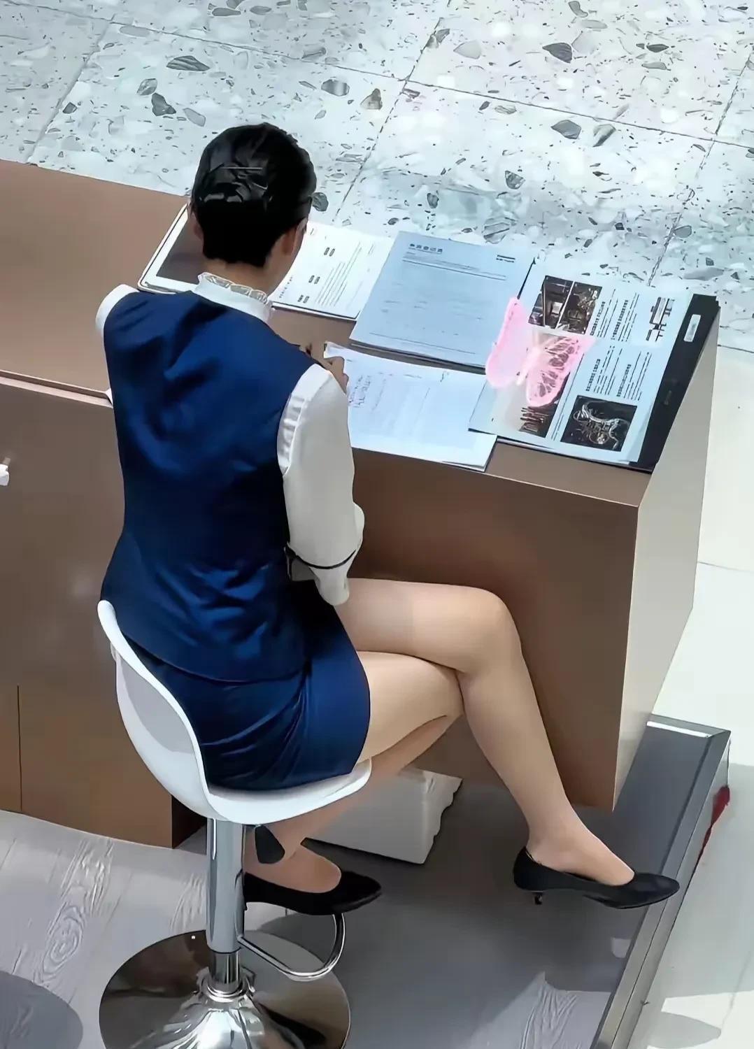 这位美女是什么职业？你看照片里这位姑娘，穿得那叫一个精神！深色的小短裙配着件挺括