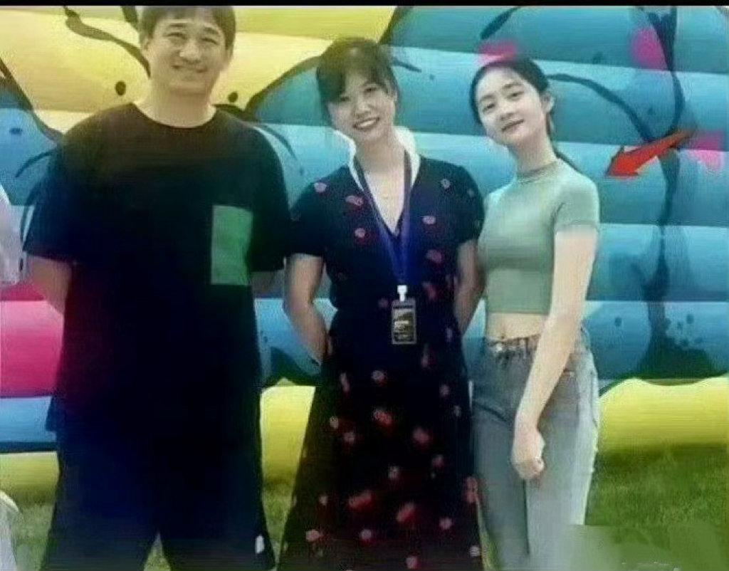 黄磊女儿黄多多有意进圈，脸是真的小，身材是真的好，应该会爆吧？！