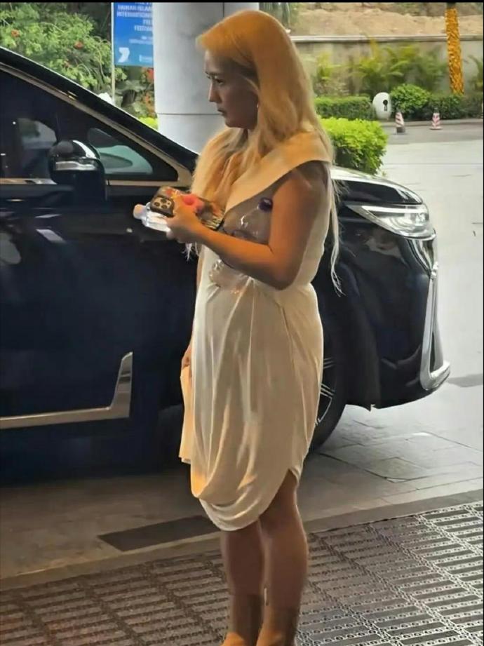 这头发颜色和这衣服完全不适合何洁啊，身边都没人跟她说吗​​​