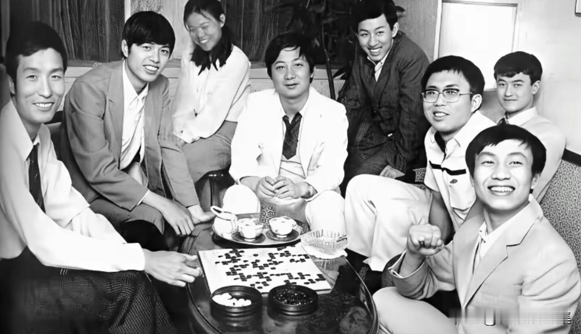 1984年，中国围棋历史上最珍贵的“黄金一代”出访日本比赛期间的老照片。照片中左