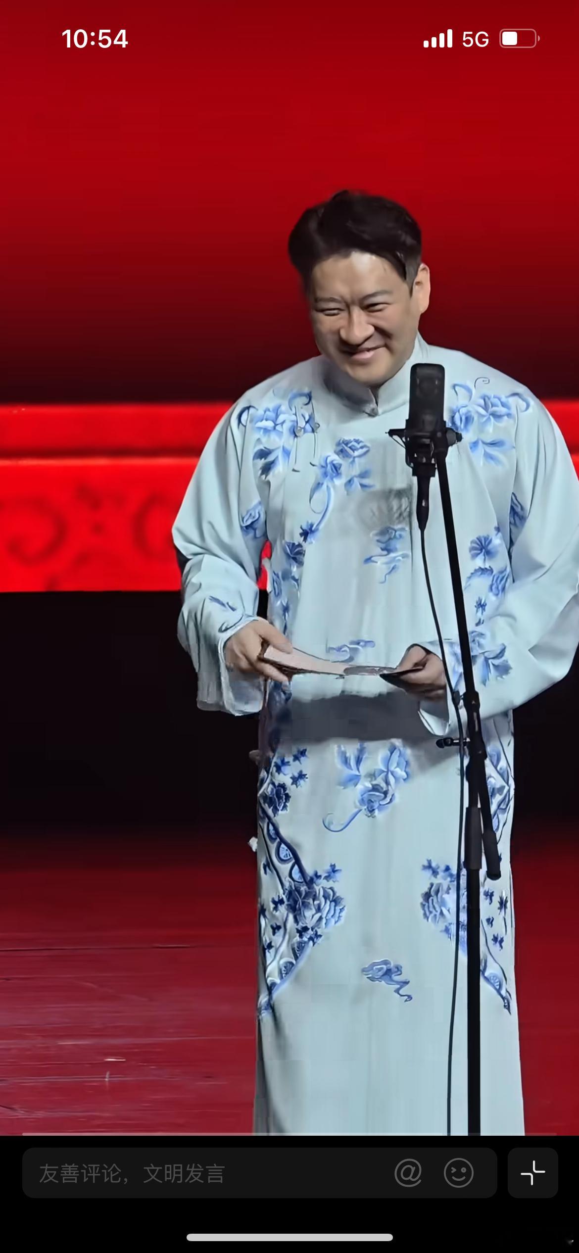 曹云金拿郭德纲砸现挂，曹云金全国相声巡演现场，互动环节出现热议现挂名场面。演出读