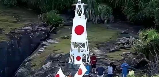 如今才看透，不管中日关系闹得多僵，钓鱼岛的灯塔都不会拆，因为这座灯塔很可能是引发