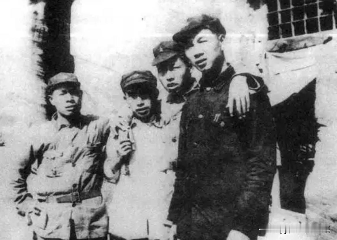 1936年，在红军大学学习期间合影，右起:杨成武、吴富善、彭嘉伦、宋裕和。其中彭