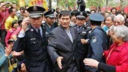你知道吗？朱之文五一青岛商演结束后，居然被安保全程夹着走，场面一度冲上热搜。5月