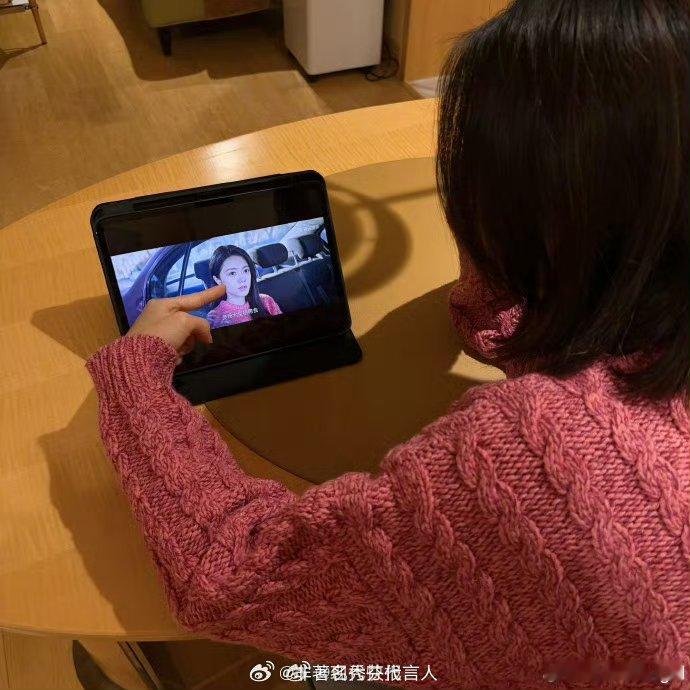 赵今麦穿着西瓜色毛衣吃西瓜漂亮啊，这个颜色都能驾驭