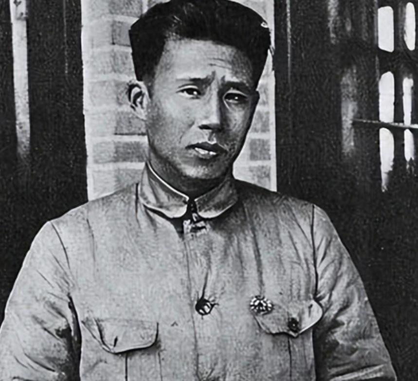 1933年，被捕的廖承志在狱中看见了同样被捕的陈赓，他灵机一动，对陈赓说："我有