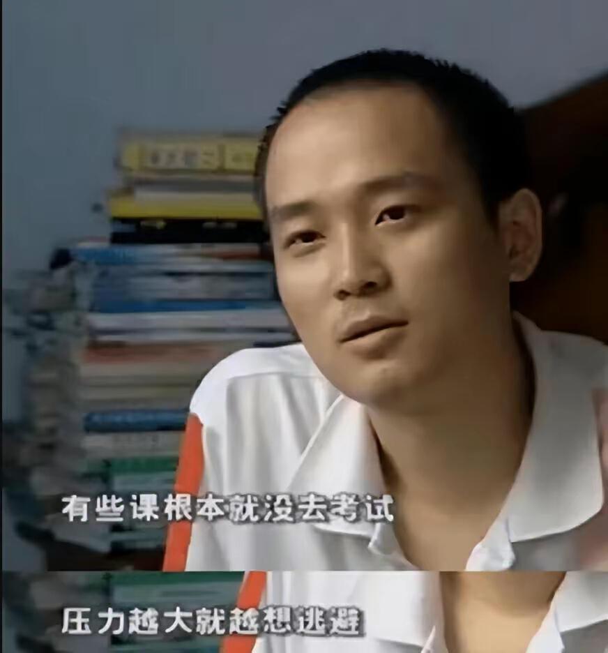 2002年，四川考生张非拒绝复旦的录取，选择复读，第二年考入北大，次年被退学，2