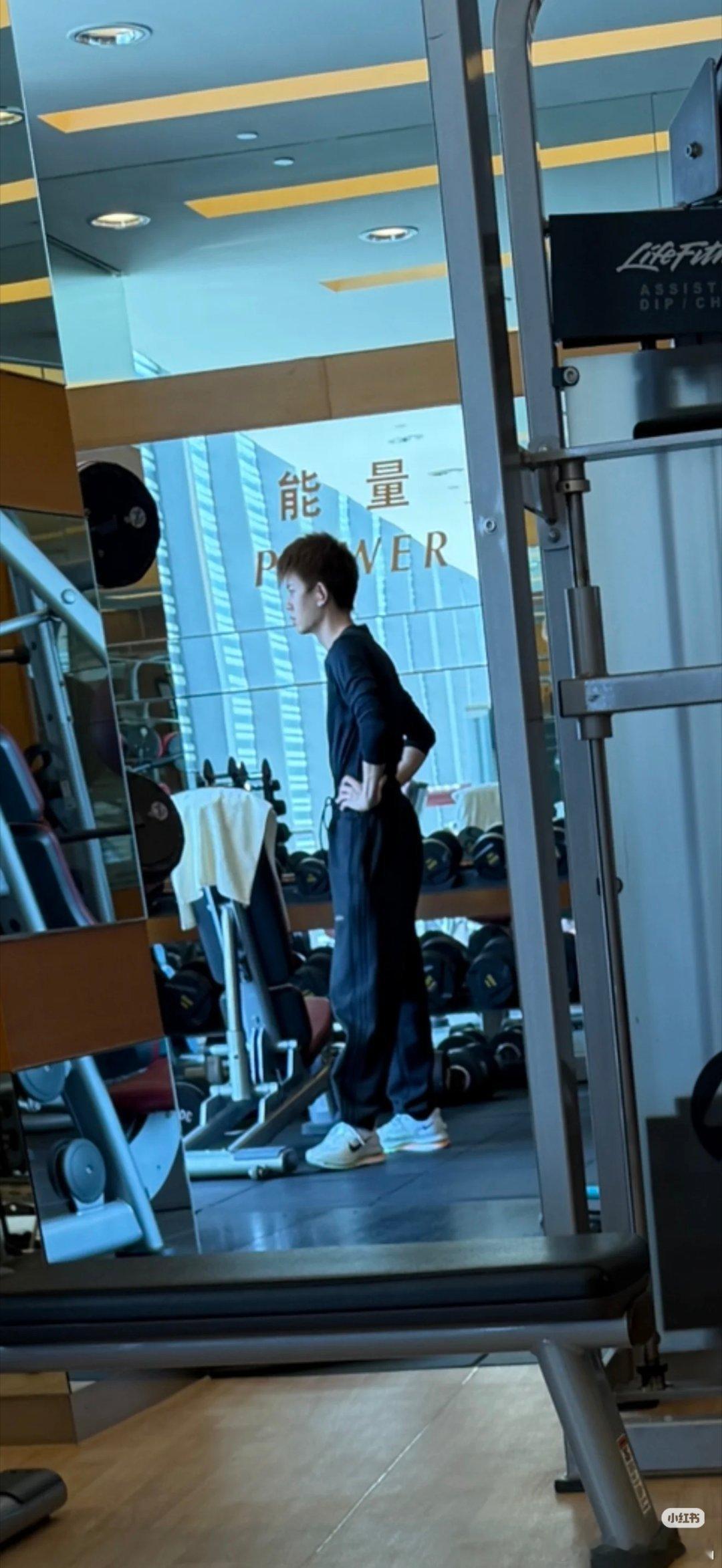 有个男网友去健身房锻练，认出来任嘉伦也在健身，还说他很帅！网友在健身房偶遇任嘉