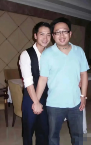 难怪大家怀疑于正的性取向，拍个照也不至于两个大男人手拉手吧，还是十指相扣。