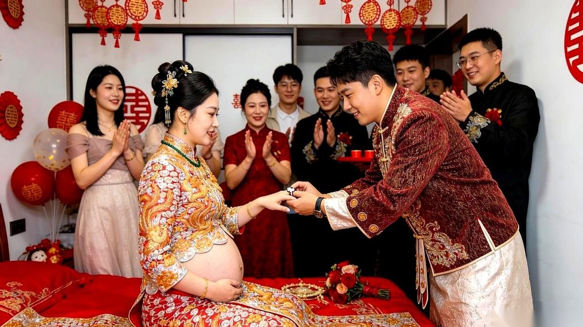 参加了个婚礼，新娘肚子老大了。结果你猜怎么着？全场最高兴的，是她婆婆。拉着我