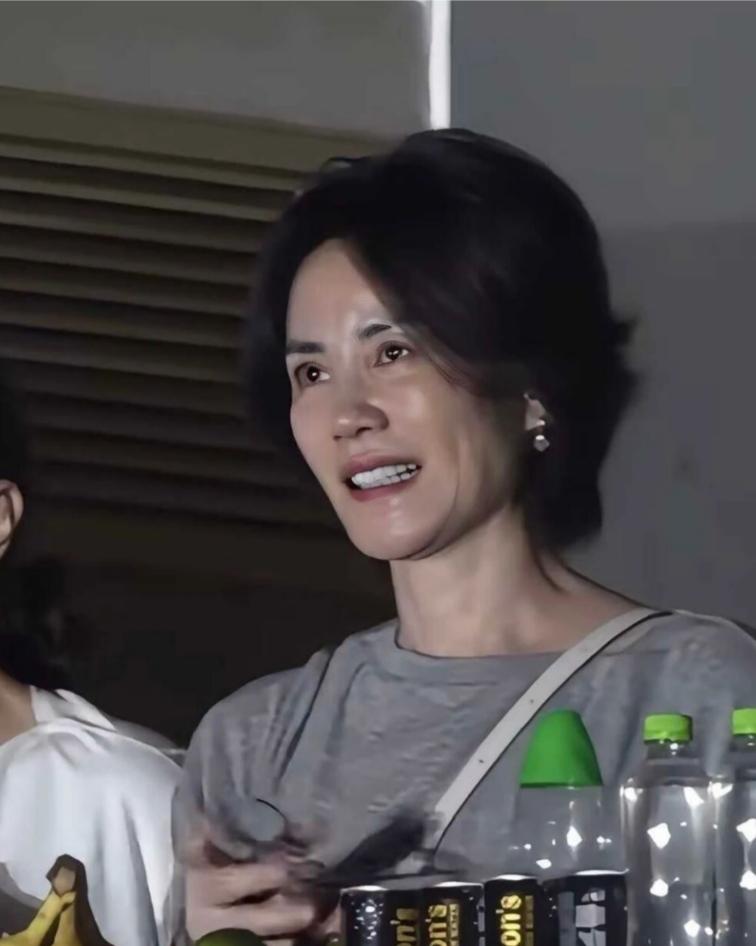 王菲素颜爆火，皱纹本就不是女人的瑕疵那英演唱会上，王菲的素颜片段意外火了。近