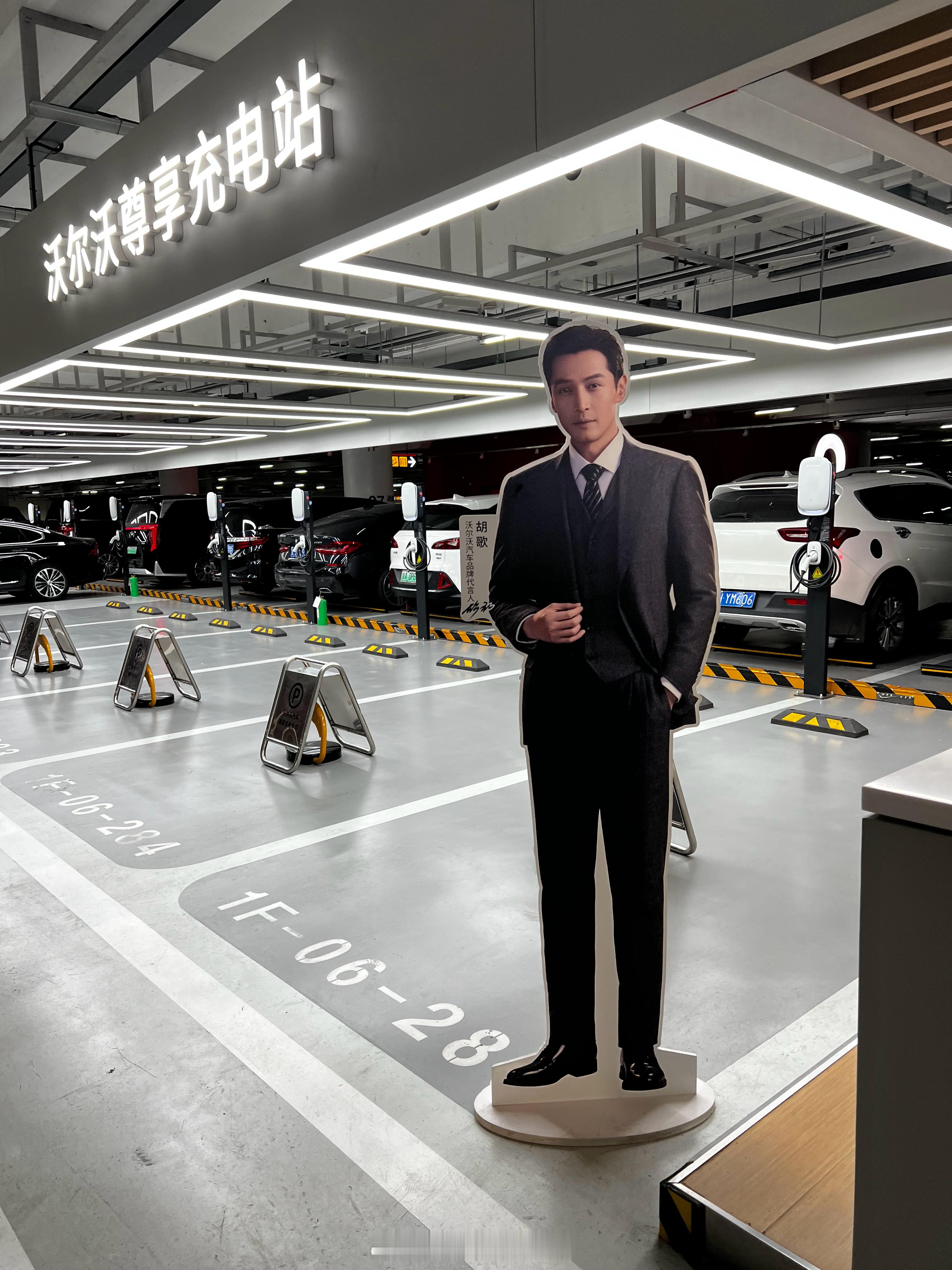 刚下飞机，在机场见到胡歌了！！！他站在这里，吓了我一大跳胡歌​​​