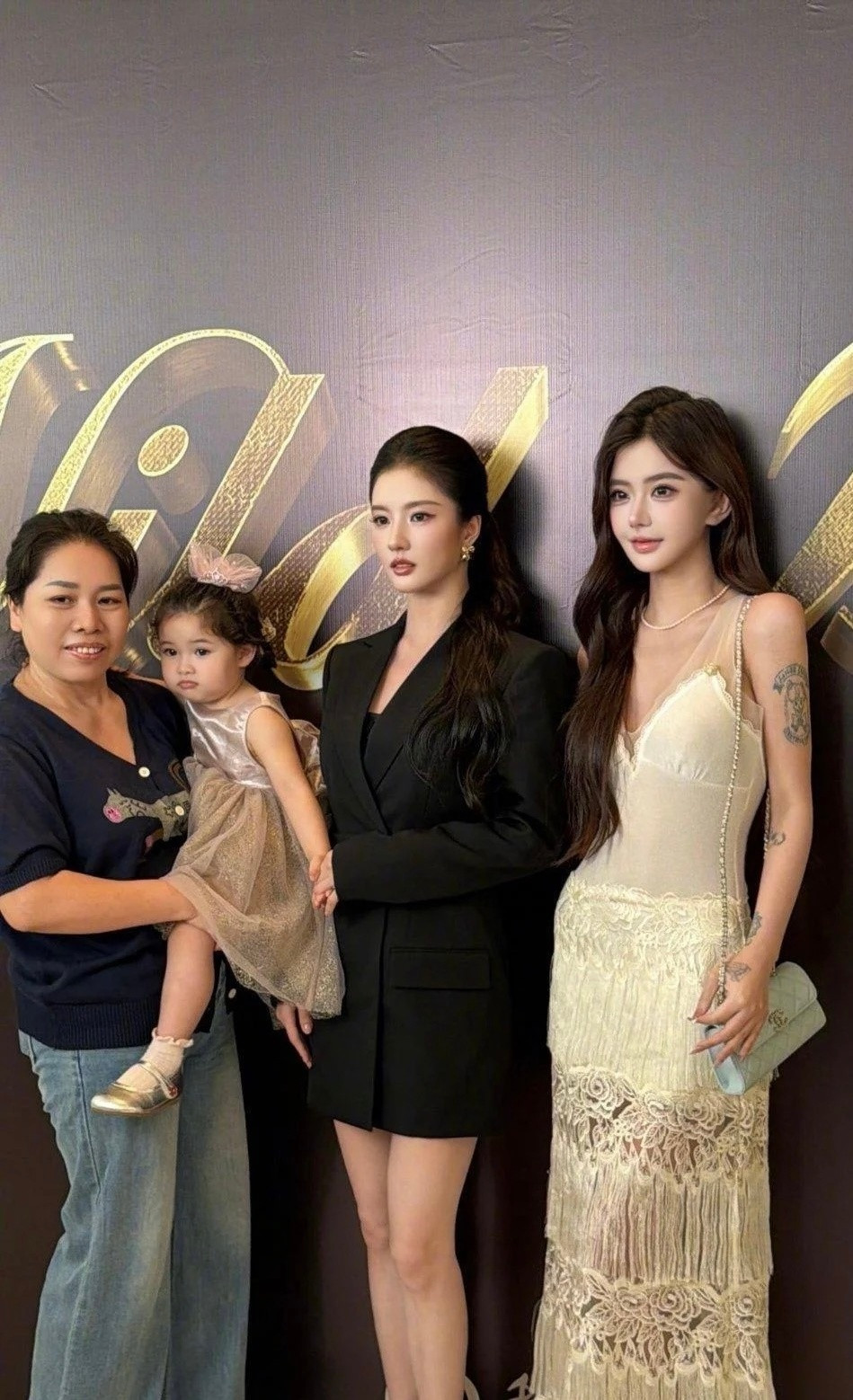 韩安冉真是去哪里都喜欢带着女儿去，还喜欢带着她和明星合影​​​