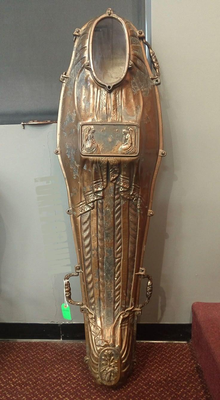 这是1848年阿尔蒙德·邓巴·菲斯克发明的金属葬具，一种带玻璃窗的铁制棺材，密封