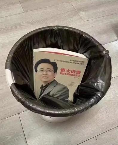 再说一遍：不要迷恋任何人。一个人在风光的时候，张嘴就是金句，句句被人奉为圣经。可