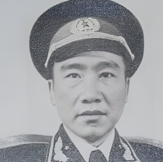 1955在举行授衔仪式之际，他竟猛地一把扯下肩章，而后扬长离去，紧接着便立下了