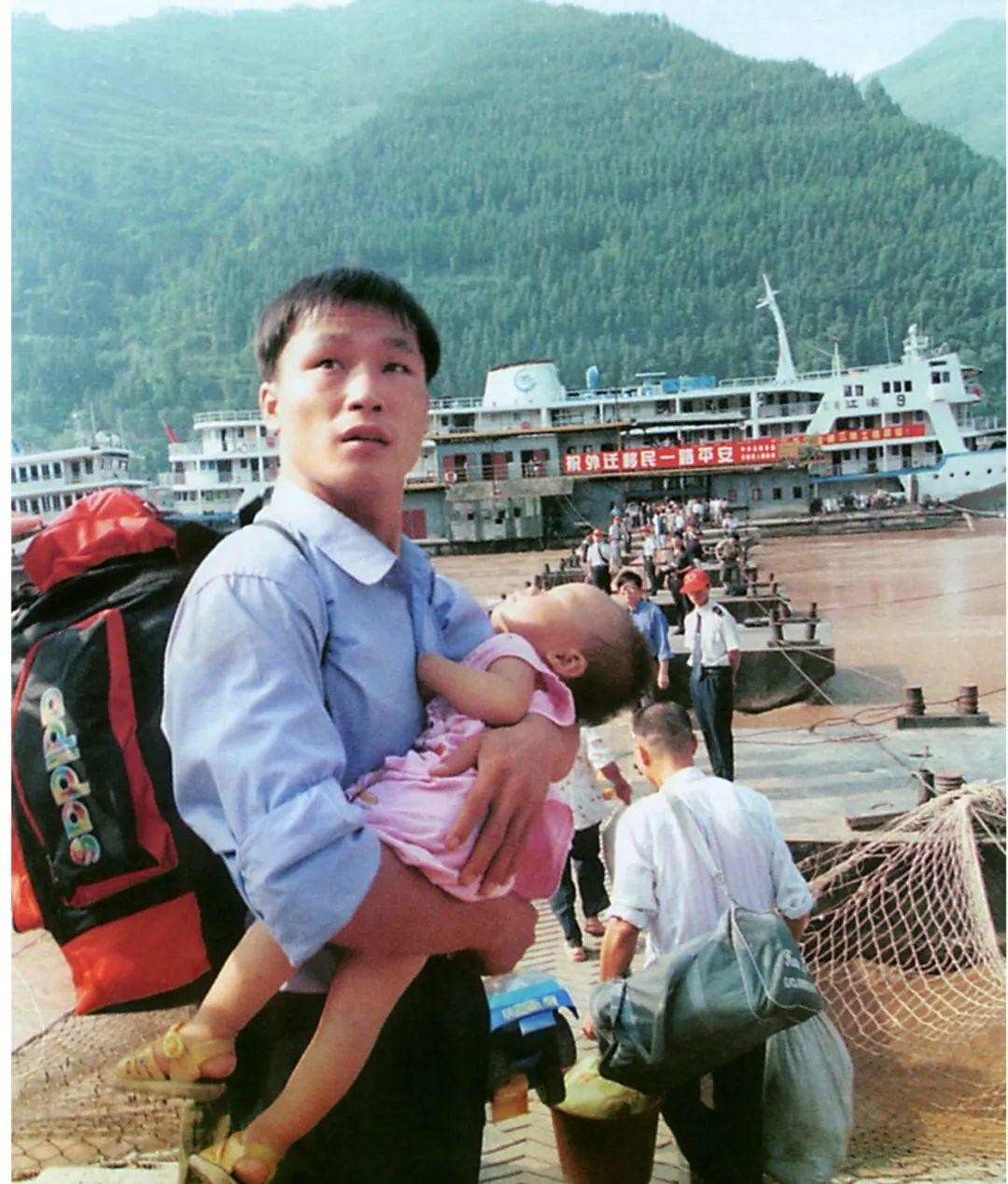 自从1993年开始，三峡工程改变了成千上万人的命运。由于大坝建设，超过百万的居民