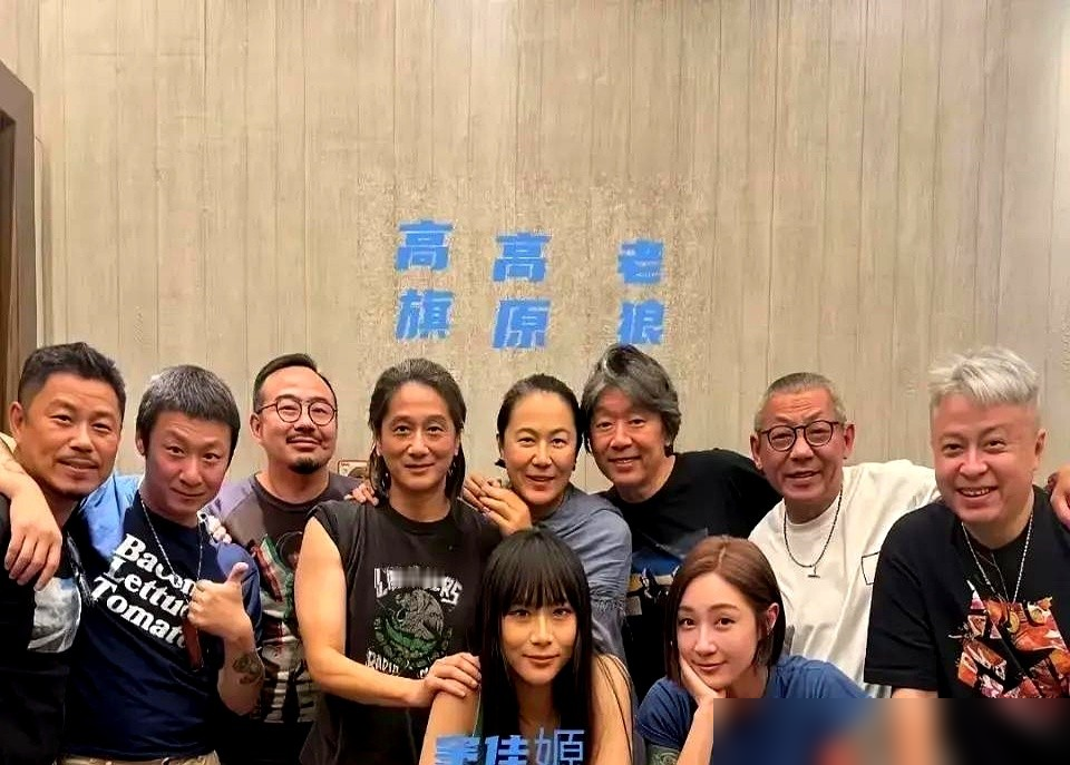 高旗57岁生日，窦唯前妻高原带着24岁女儿窦佳嫄去了。现场没红毯没排场，就是一群老炮围着桌子喝大酒。