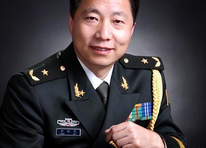 什么级别的军官，能在部队退休？军官要想退休，和级别没有直接关系，而是和年龄、