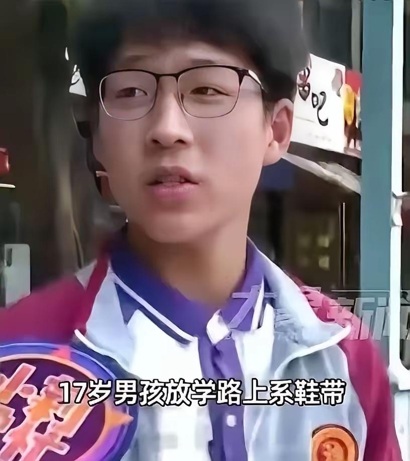 🌛5月5日，河南平顶山，17岁中学生放学途中系鞋带时，竟意外在路边捡到32