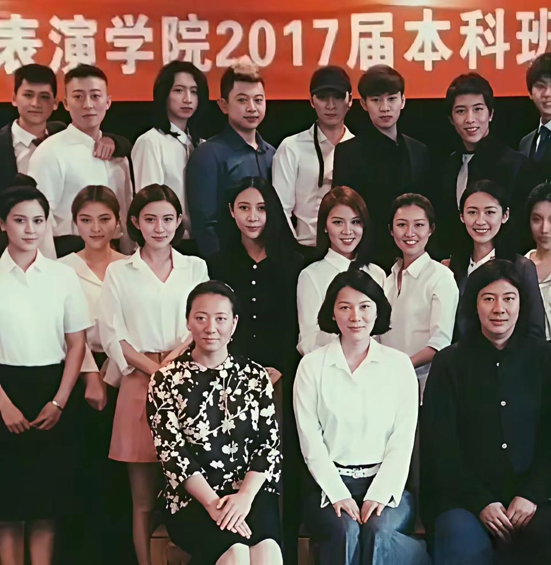 看到孟子义这张毕业照，就能明白她为什么能成为明星了吧