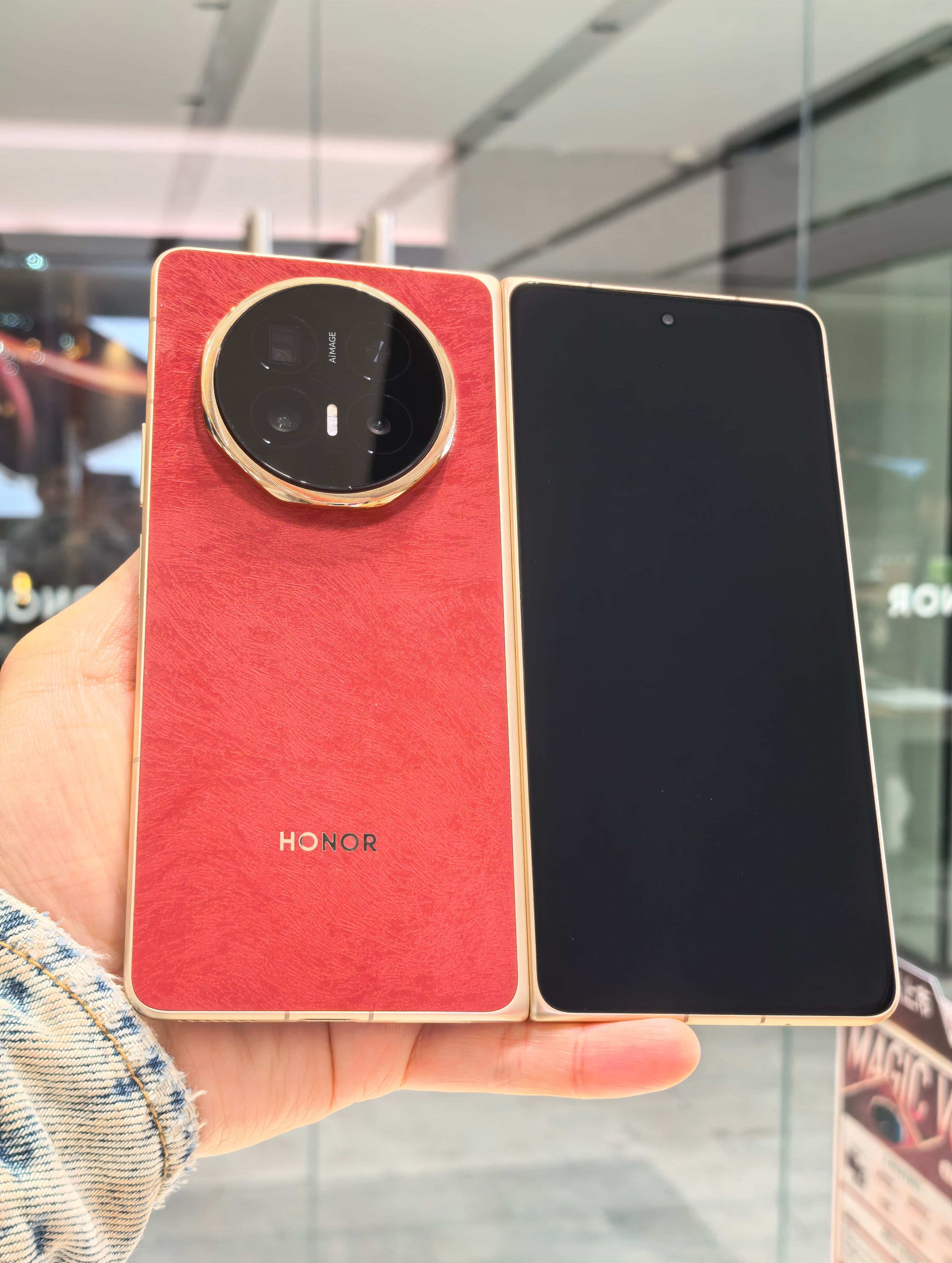 荣耀MagicV6四种颜色，子弹兄都上手摸过真机了。我最喜欢的颜色排序是：雪域