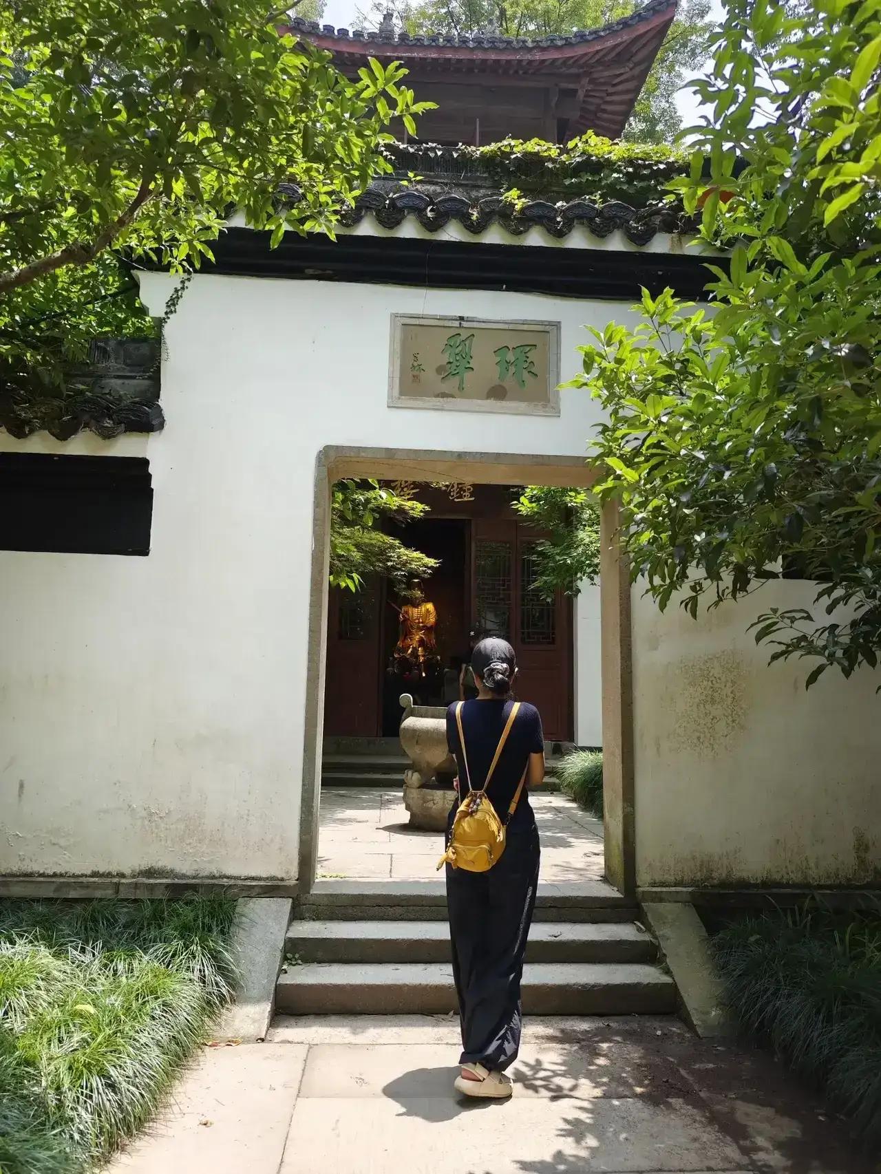 杭州公园很多，最为特别的是坐落在虎山路的虎跑公园。虎跑公园还与弘一法师有着深厚的