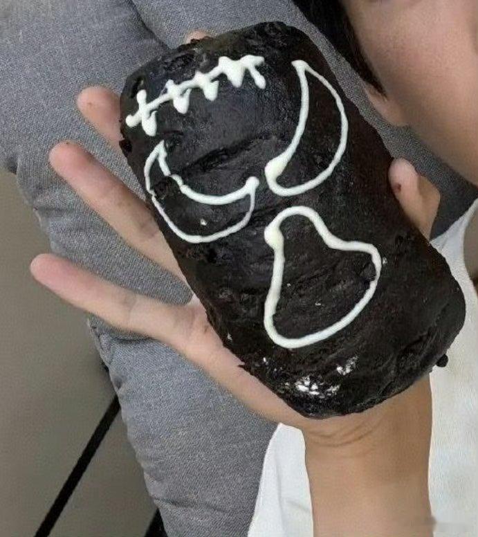 张凌赫的自拍照也太敢了吧，直接纯素颜，连胡茬都能看见，这么真实果然硬件才是第一位