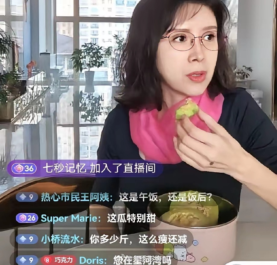 金巧巧直播时，有网友发现她住的是高层不是别墅，于是问她：“你落魄了？都住高层了！
