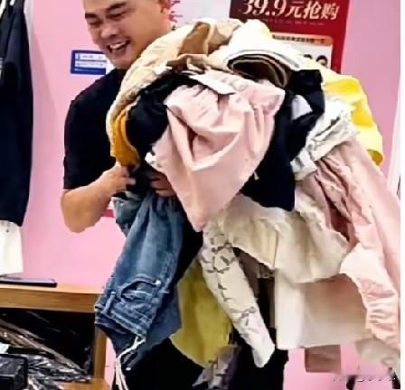 近日，深圳，一女子在服装店试衣服，2个多小时足足试了40多件衣服，结账时，男老板