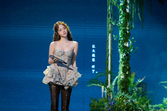 娜比声生不息新舞台造型太绝了！云朵舒芙蕾穿搭软萌又灵动，甜丝丝的质感超有画面感，