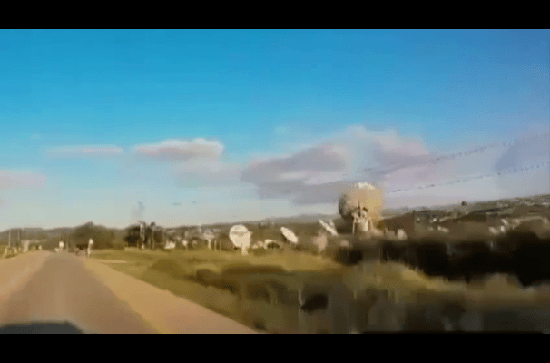 以色列大型地面卫星通信系统被导弹准确命中，这应该是贝特谢梅什的卫通系统，负责以军