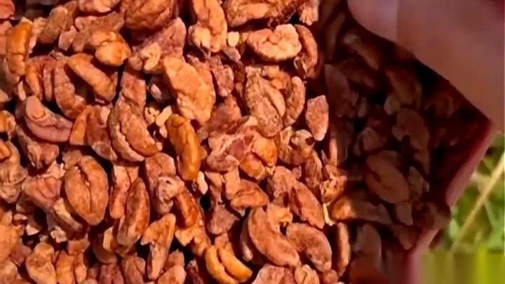 都说男人四十一枝花。我呸。我看是花还没开，就先漏了。哪儿都漏。喝点凉的，