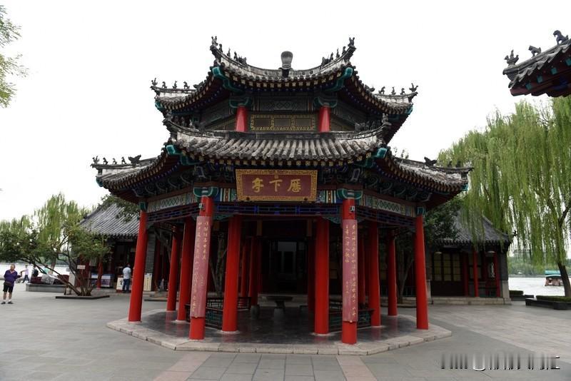 山东人给我的印象，就像一本丰富多彩的书。济南人很大气，老头老太太特别好相处，人情