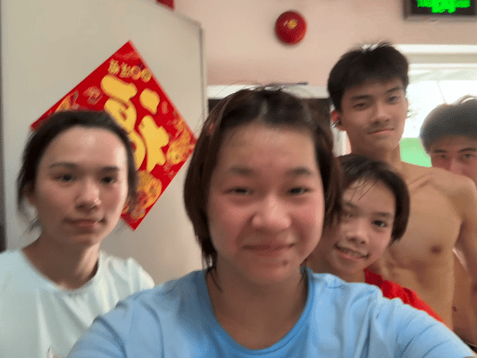 全红婵就是全民的小可爱，就算她没参加比赛，她也是大众最关心的人。这是她这几天晒