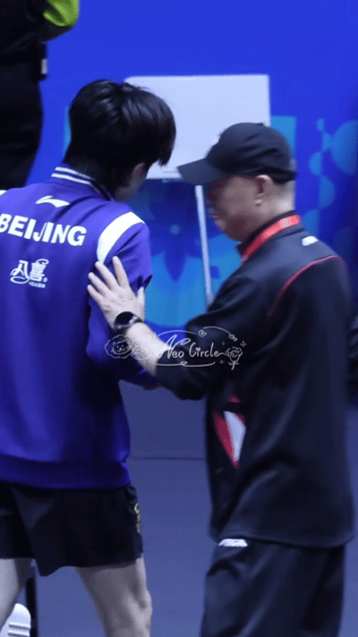 王楚钦比赛结束，莎莎教练杨指拍了拍楚钦的胳膊。楚钦和大圣拥抱的时候说了什么呢？