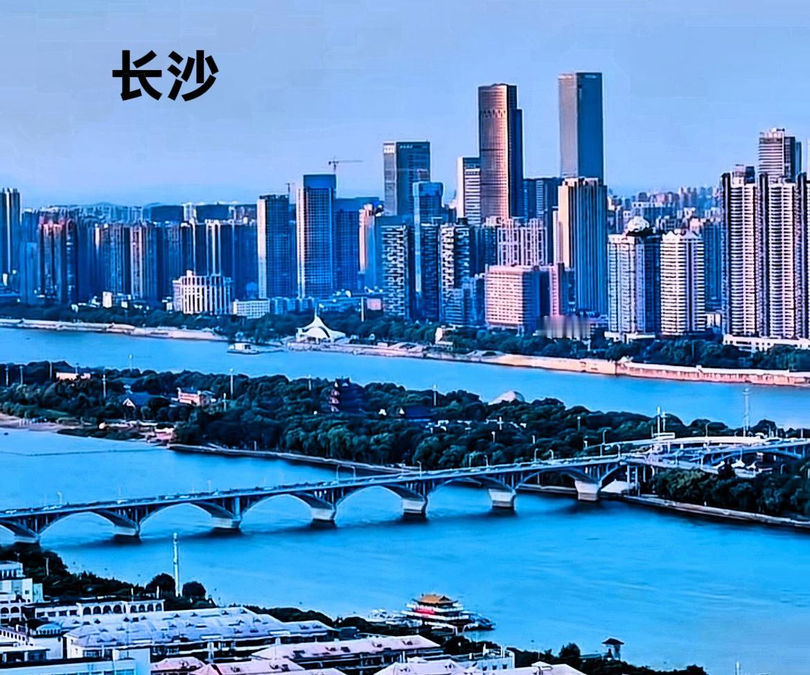 说起长沙与南昌，从两个不同方向沿江一带的城建，区别还是蛮大的！看上去都各自有着不