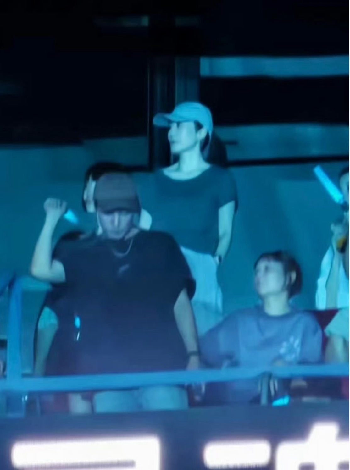 鸟巢偶遇王菲看谢霆锋演唱会他俩的爱情故事真的是娱乐圈的传奇了，都这么多年了，两
