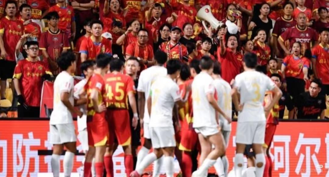 中国足球惊天逆转！草根联赛爆火，足协惨遭全民“拉黑”
