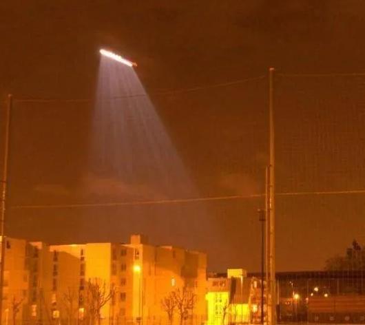 什么东西能让一座国际机场连夜停摆，雷达上却连个影子都找不到？2010年杭州萧山机