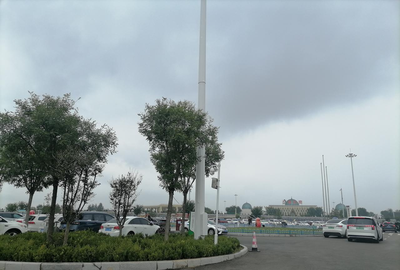 今天昌乐南服务区人满为患，没地方停车，太火爆了。今天从临沂驱车去往烟台，路过昌
