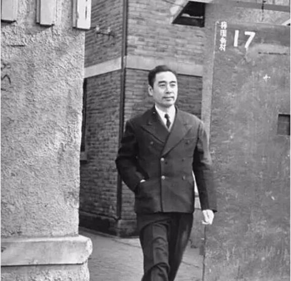 1927年，周总理被俘。敌军团长知道后，决定亲自审问，刚进入审讯室，敌军团长就愣