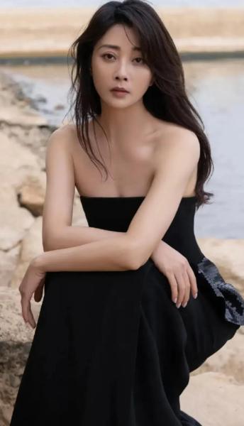 2017年，殷桃在家里帮妈妈摘菜时，妈妈看着殷桃，突然来了一句：“你看我把你生得