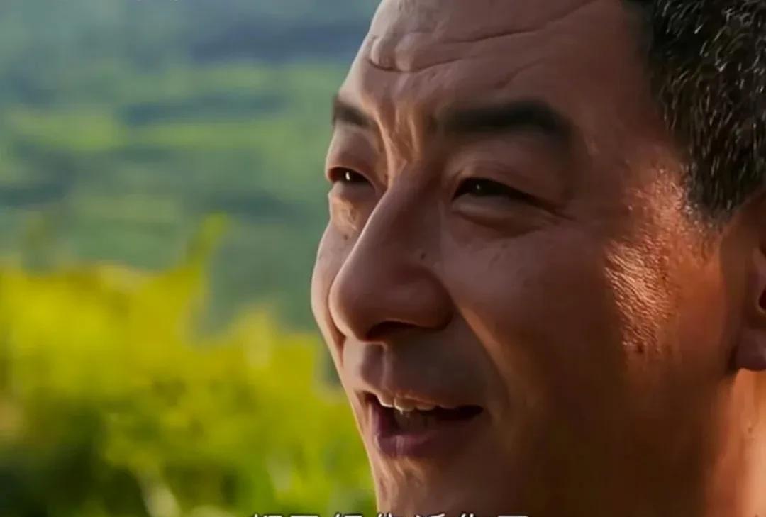 《以法之名》谢鸿飞跳崖的背后，藏着对洪亮最狠的报复。专案组在谢家村找到谢鸿飞时