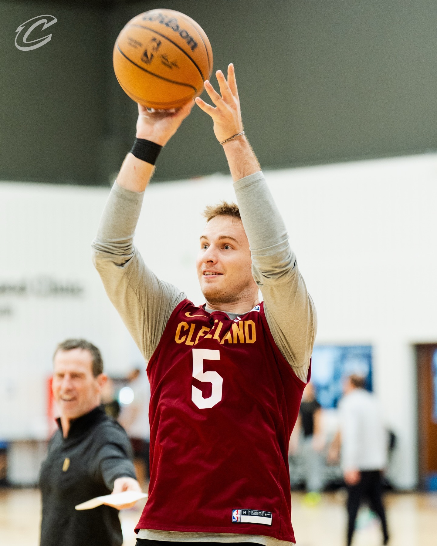 梅里尔谈到哈登融入球队体系：“哈登的打法也融入了我们的体系，但他也有自己的风格，