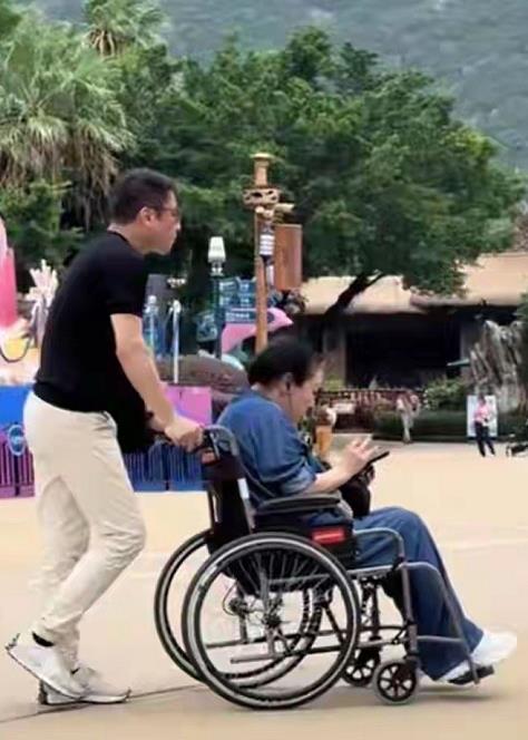 向佐一家现身珠海公公向华强、婆婆向太陈岚、仙妻郭碧婷、向佐还有两个儿女一家人到